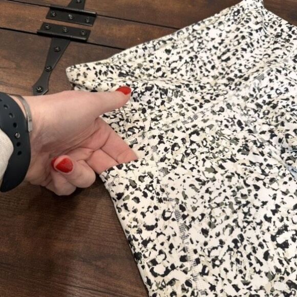 Old Navy Powersoft 8” Biker Shorts Hi Rise Phone Pocket Size Small White & Black - Picture 3 of 9